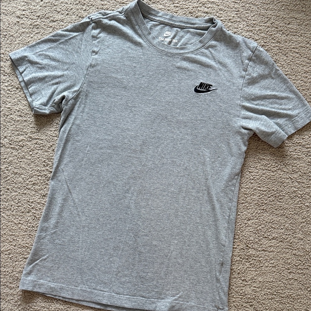 Nike Men's Light Gray Short Sleeve Tee